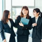 【葬儀・告別式】女性の服装｜スーツのインナー｜適切な選び方