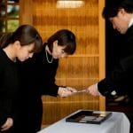 仏教における葬儀の意味｜故人を偲び、冥福を祈る