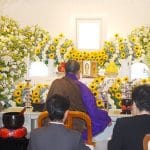 無宗教の葬儀でお坊さんは必要？｜僧侶の役割と費用