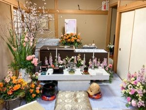 自宅葬の祭壇｜飾り方や注意点、業者への依頼