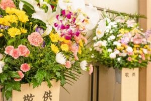 葬儀の供花の値段相場｜種類別の金額やマナー【失敗しない選び方】