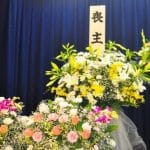 葬儀の花はどこで頼む？｜種類や相場、手配のタイミング