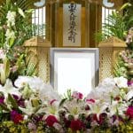 葬式の写真はどう飾る？｜遺影や集合写真の扱い方